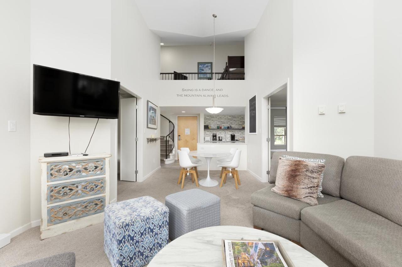 Tyndall Stone Lodge By Cozystay Signature วิสต์เลอร์ ภายนอก รูปภาพ