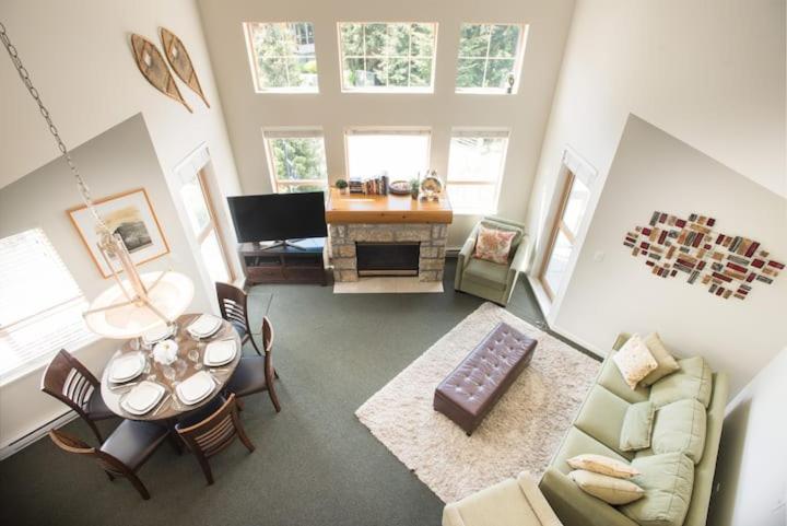 Tyndall Stone Lodge By Cozystay Signature วิสต์เลอร์ ภายนอก รูปภาพ